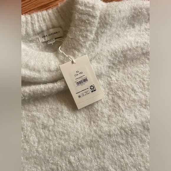 Free Assembly Fuzzy Mock Neck Sweater XL NWT - Picture 4 of 6